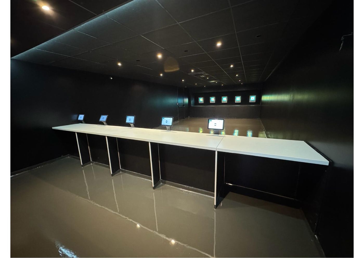 Indoor firing line with control desks