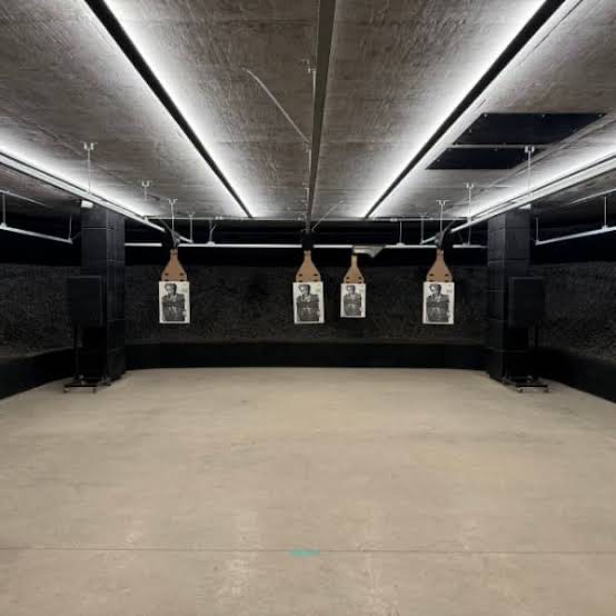 Indoor shooting range fitted with target retrievers